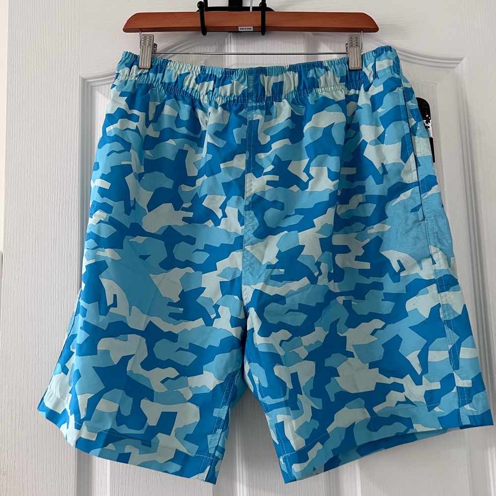 NWT Laguna swim shorts with front and a back pocket. Drawstring & mesh lining L